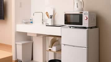 Refrigerador, microondas, parrilla de estufa y utensilios de cocina