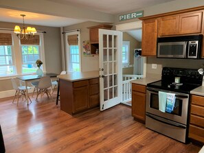 Fridge, microwave, oven, stovetop - Newport Cottage (Middletown)