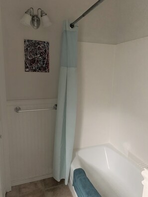 Duschwanne, Haartrockner, Handtücher, Toilettenpapier