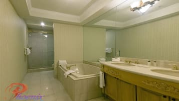 Luxury Duplex | Bathroom | Hair dryer, towels, soap, shampoo