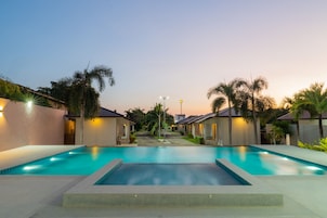 Una piscina al aire libre
