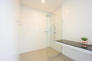 Comfort Double Room | Bathroom | Shower, rainfall showerhead, free toiletries, hair dryer