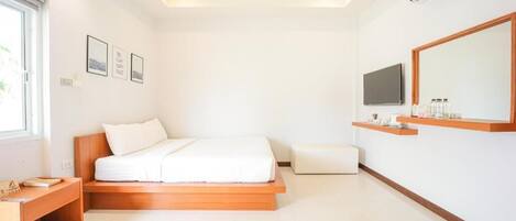 Un dormitorio moderno con una cama de madera, una mesita de noche, un televisor y un espejo grande.