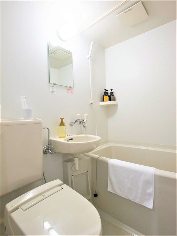 Ein Badezimmer mit Toilette, Waschbecken und Badewanne.