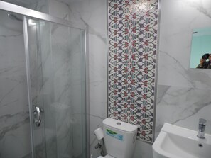 Habitación doble Confort | Baño | Regadera, regadera con hidromasaje, amenidades de baño gratuitas