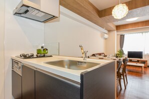 冷蔵庫、電子レンジ、コンロ、調理器具と食器