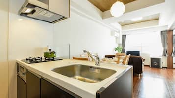 Geladeira, micro-ondas, cooktop, talheres/pratos/utensílios de cozinha