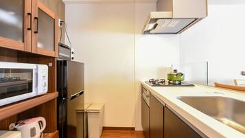 Geladeira, micro-ondas, cooktop, talheres/pratos/utensílios de cozinha