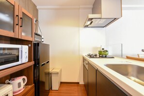 Refrigerador, microondas, placa de cocina, utensilios de cocina