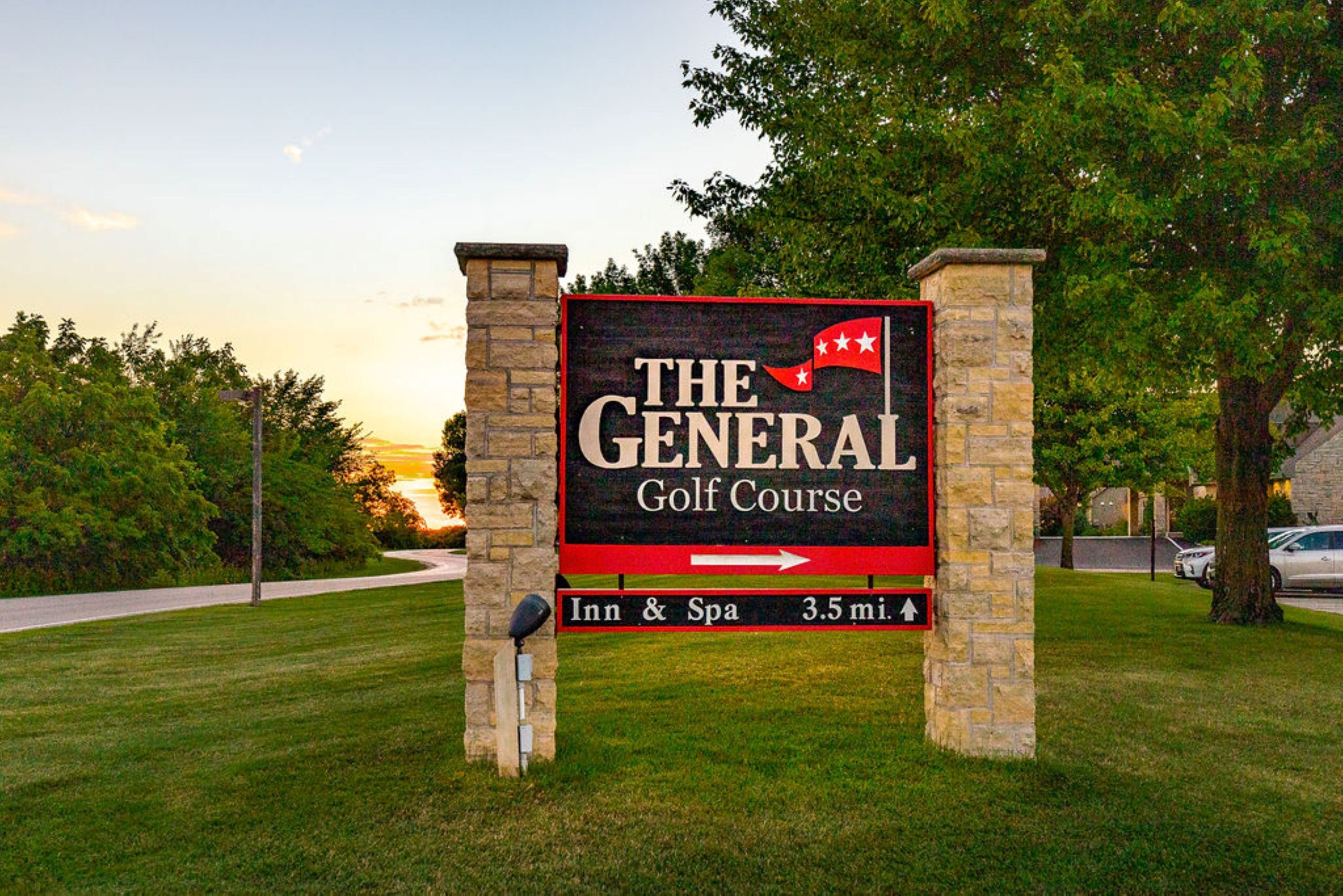 Un panneau indiquant le parcours de golf « The General Golf Course », avec une flèche pointant vers la droite, indiquant la direction de l’auberge et du spa, qui se trouvent à 5,6 kilomètres.