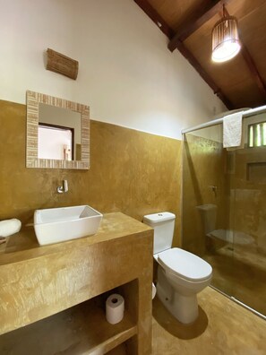 Shower, towels - Pousada Beira Mar (Porto Seguro)