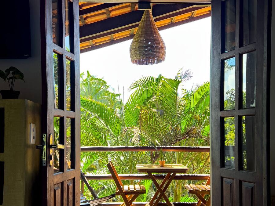 Minibar, cortinas blackout, tabla de planchar con plancha y wifi gratis