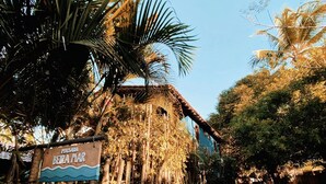 Un edificio rústico con un letrero que dice "Pousada Beira Mar".
