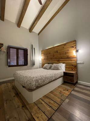 4 habitaciones, escritorio y tabla de planchar con plancha 
