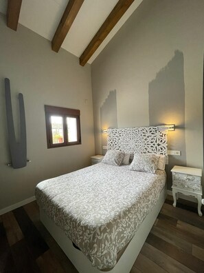 4 bedrooms, desk, iron/ironing board, travel cot - Rural house Las Gavias  (Matapozuelos)
