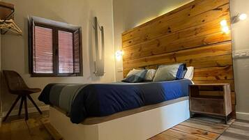 3 bedrooms, desk, iron/ironing board, travel cot