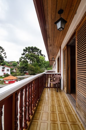 Minibar, escritorio, cortinas blackout y wifi gratis