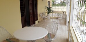 Outdoor dining - Wonderfully Situated (Montego Bay)