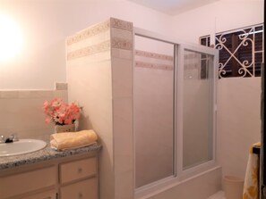 Ducha y bañera combinadas, toallas, jabón y papel higiénico