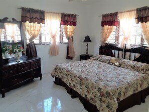 3 bedrooms, iron/ironing board, WiFi, bed sheets - Wonderfully Situated (Montego Bay)