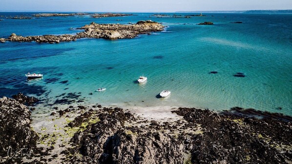Sulla spiaggia, lettini da mare