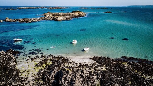 House with sea view close to: beaches, shops, GR34 and golf course 