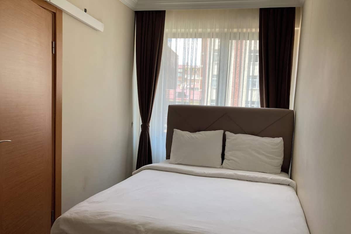 Appartamento Standard, 2 camere da letto | 2 camere, una scrivania, tende oscuranti, ferro/asse da stiro