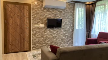 Appartamento Deluxe, 1 camera da letto | Area soggiorno | TV LCD 32 pollici con canali satellitari, TV