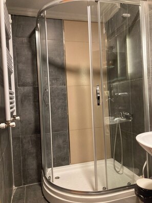 Appartamento Standard, 2 camere da letto | Bagno | Doccia, set di cortesia gratuito, asciugacapelli, asciugamani