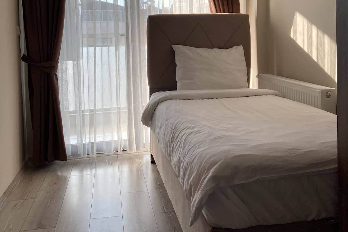 Appartamento Deluxe, 2 camere da letto | 2 camere, una scrivania, tende oscuranti, ferro/asse da stiro