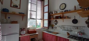 Kylskåp, ugn, spishäll och kaffe- och tebryggare