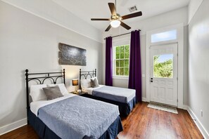 5 bedrooms, desk, iron/ironing board, WiFi