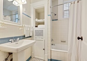 Ensemble douche/baignoire, sèche-cheveux, serviettes fournies, savon