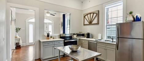 Een koelkast, een magnetron, een oven, een kookplaat