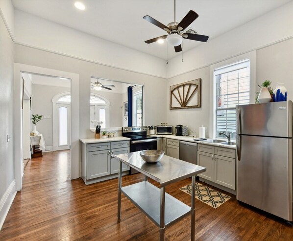 Fridge, microwave, oven, stovetop - The Big Blue House (New Orleans)