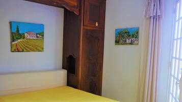 2 bedrooms, iron/ironing board, travel cot, free WiFi