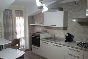 Microwave, oven, dishwasher, coffee/tea maker