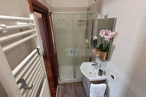 Combined shower/bathtub, hair dryer, bidet, towels - My Dream House Entire Apartment (angri)