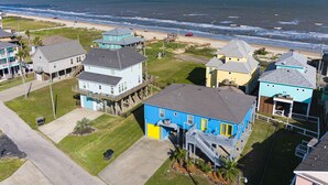 Una zona residencial costera con casas, una playa y el océano.