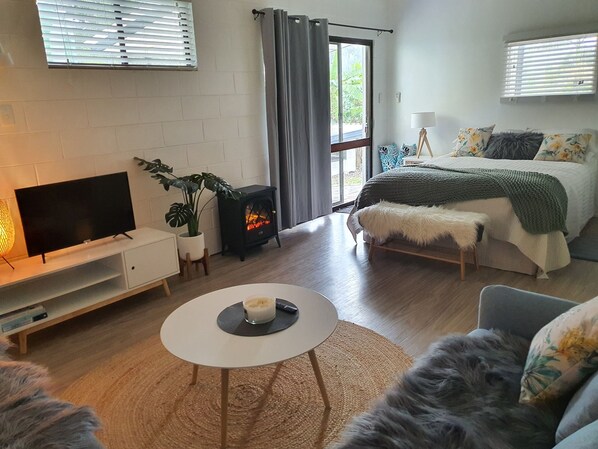 1 dormitori, escriptori, planxa i posts de planxar i wifi 