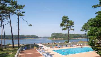 Een buitenzwembad en een verwarmd zwembad