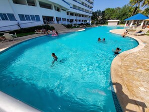 حمّام سباحة خارجي