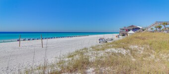 Sunny home with great outdoor space, pool & tennis courts - walk to the beach