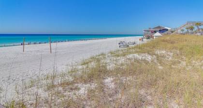 Sunny home with great outdoor space, pool & tennis courts - walk to the beach