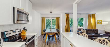 Kylskåp, mikrovågsugn, ugn och spishäll