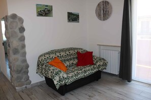 TV - Holiday apartment renovated in 2020 with pool (Lazise)
