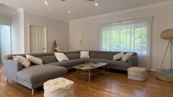 TV, ping pong, stereo