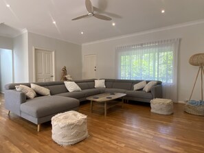 TV, ping pong, stereo