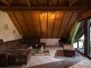 Flachbildfernseher, Kamin, DVD-Player, Tischfußball