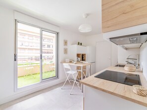 Een koelkast, een microgolfoven, een oven, een vaatwasser